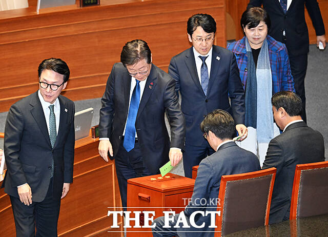 민주당 내부에선 탄핵 정국에 힘입어 내란특검은 물론 그간 여러 차례 윤 대통령에 의해 막혔던 김건희 특검까지 통과를 기대하는 기류가 읽힌다. /배정한 기자