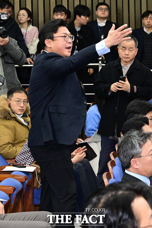 12일 오전 서울 여의도 국회에서 열린 국민의힘 원내대표 선출 의원총회에서 강명구 의원이 한동훈 대표의 윤석열 대통령 대국민담화 비판 발언에 반발하고 있다. /남윤호 기자