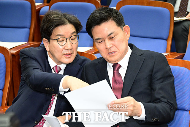 원내대표에 도전하는 권성동, 김태호 후보(왼쪽부터)가 정견발표를 앞두고 대화하고 있다.
