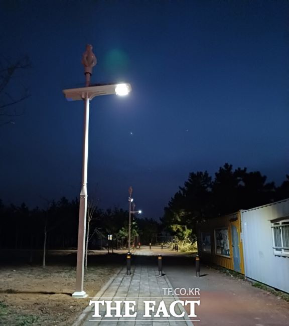 산책로에 설치된 스마트 하이브리드 가로등 /시흥시