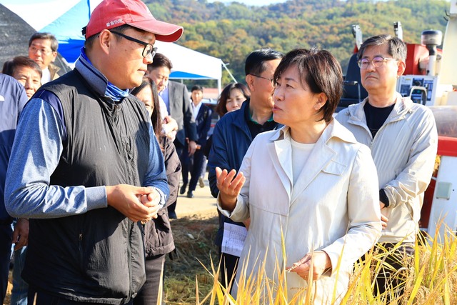 지난달 3일 오후 충북 청주 벼 수확 현장을 방문한 송미령 농림축산식품부 장관이 농업인단체와 대화하고 있다. /농림축산식품부