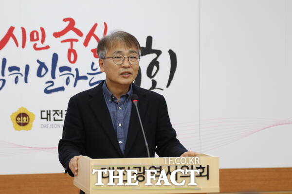 대전시의회 출입 기자단이 선정한 행감 우수의원 시상식이 12일 시의회 소통실에서 개최된 가운데 뉴스1 대전충남취재본부 국장이 기자단을 대표해 인사말을 하고 있다./정예준 기자