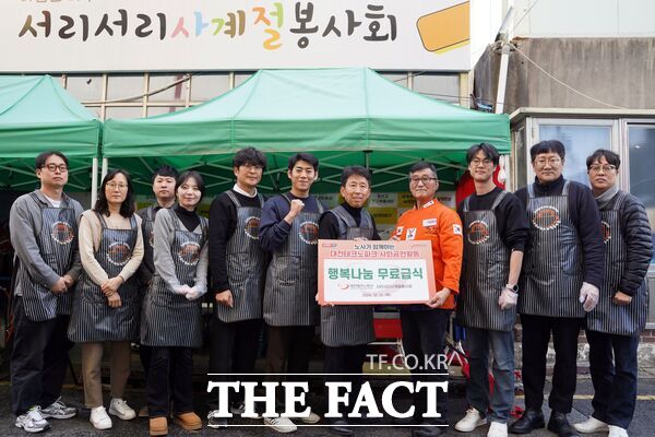 대전테크노파크가 12일 대전 중구 선화동 소재 서리서리사계절봉사회에 기부금과 쌀을 전달하고 무료급식 봉사활동을 진행했다. /대전테크노파크
