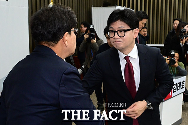 한동훈 대표가 권성동 의원과 악수하고 있다.