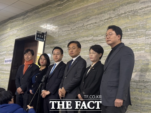 민주당 박성준(왼 쪽에서 세 번째)·조국혁신당 신장식·개혁신당 천하람·기본소득당 용혜인·사회민주당 한창민 의원 등 야6당 의원들이 이날 오전 서울 여의도 국회 본청 의안과를 찾아 12·3 내란 사태 국정조사 요구서를 제출한 후 취재진 질문에 답하고 있다. /국회=김시형 기자