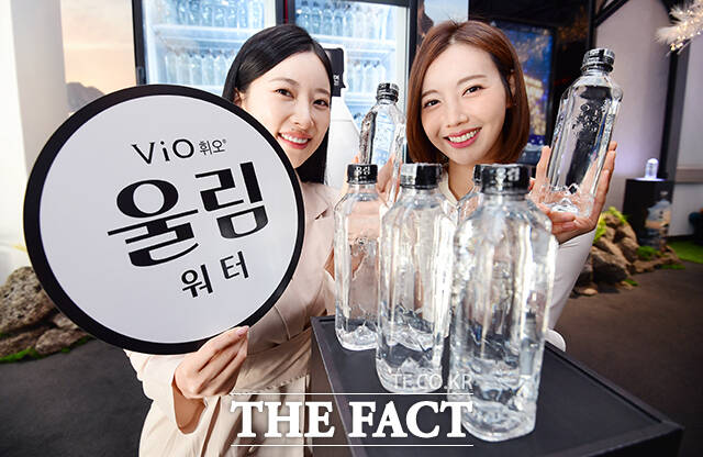 코카-콜라사의 울림워터 출시 기념 팝업 행사가 12일 오전 서울 강남구 갤러리아 명품관에서 진행된 가운데 모델들이 울림워터를 선보이고 있다. /장윤석 기자