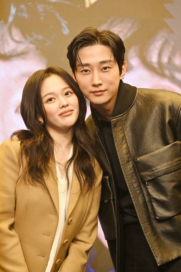 배우 정지소(왼쪽)와 진영이 수상한 그녀에서 러브라인을 형성한다. /KBS2