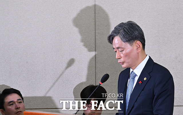 12‧3 비상계엄 사태를 수사하고 있는 경찰이 12일 조지호 경찰청장과 김봉식 서울경찰청장의 구속영장을 신청했다. 사진은 조 청장이 5일 오전 서울 여의도 국회에서 열린 행정안전위원회 전체회의에 참석해 업무보고를 하고 있는 모습./박헌우 기자