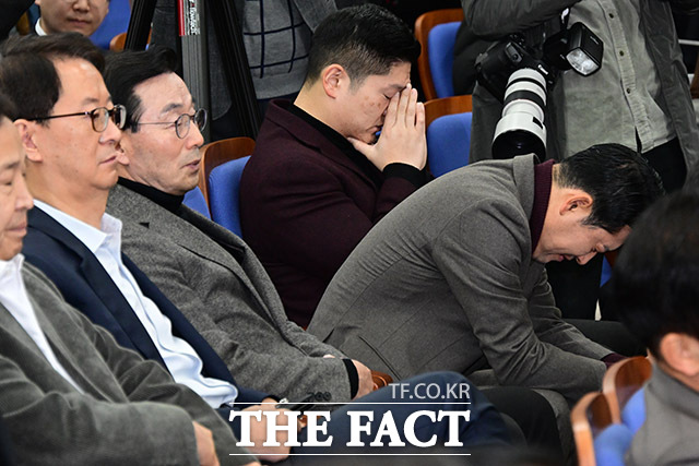김재섭, 장동혁 의원이 한동훈 대표의 윤석열 대국민담화 비판 발언을 듣고 있다.