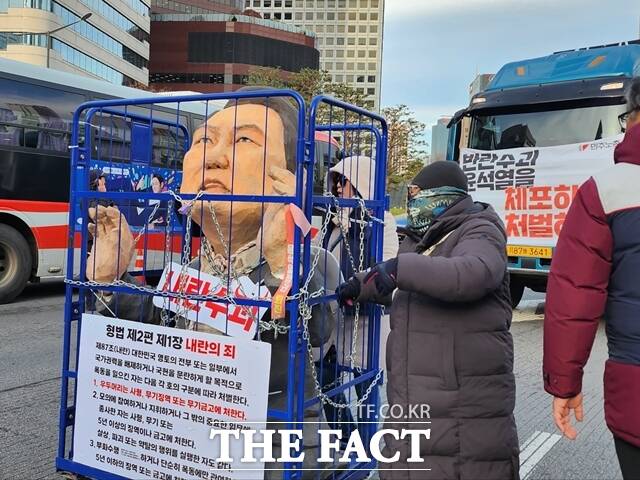 전국민주노동조합총연맹(민주노총)은 12일 오후 2시 서울 세종대로 태평교차로에서 내란주범 윤석열 즉각 탄핵구속! 내란동조 국민의힘 해체!! 노동자 시민대회를 개최했다. /이윤경 기자