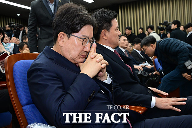 생각에 잠긴 권성동, 김태호 원내대표 후보의 모습.