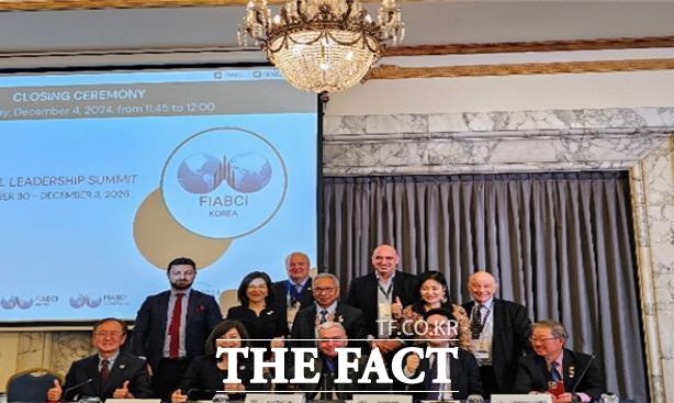 5일(현지시간) 스페인 바르셀로나에서 개최된 ‘2024 세계부동산연맹 글로벌 리더십 총회’에서 ‘2026년 세계부동산연맹 글로벌 리더십 서밋 인천 개최가 확정됐다./인천시