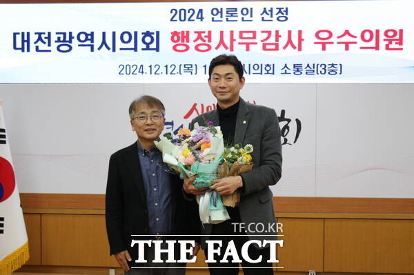 이용기 대전시의원(국민의힘, 대덕구 3)이 2024년도 대전시의회 출입 기자단 선정한 행정자치위원회 행정사무감사 우수의원에 뽑혀 상패를 받고 있다./정예준 기자