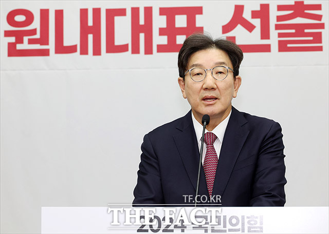 당선 소감 말하는 권성동 원내대표.
