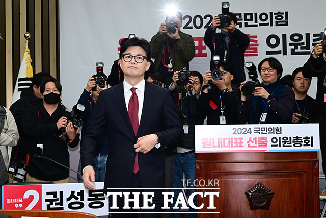 발표 마친 후 자리로 향하는 한 대표.