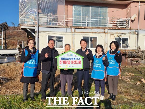 농협중앙회 대전본부(본부장 김영훈)와 기성농협(조합장 박철규)은 12일 대전 서구 우명동에 거주하는 돌봄대상자 농가를 찾아 싱크대를 교체해주는 등 취약농업인 지원사업을 펼쳤다./농협대전본부