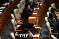  지친 모습의 강선우 의원 [포토]