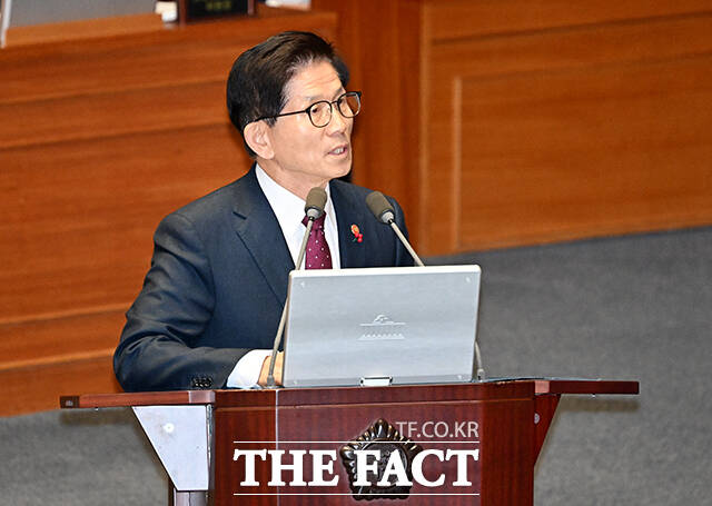 질의에 답변하는 김문수 고용노동부 장관.