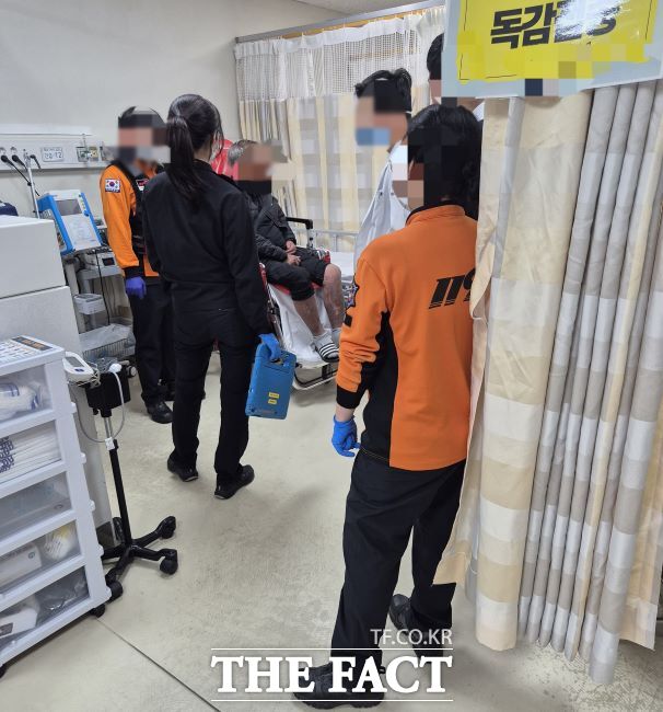 노숙인에게 의료지원을 진행하고 있다. /부천시