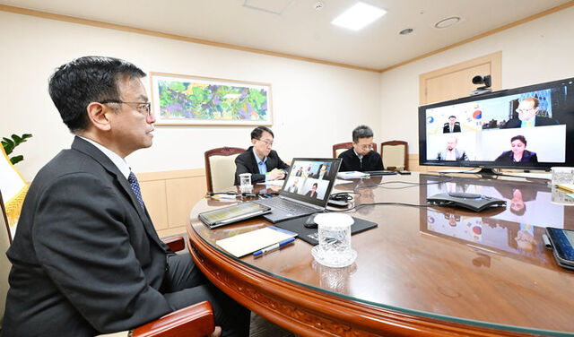 지난 12일 서울 종로구 정부서울청사에서 최상목 경제부총리 겸 기획재정부 장관이 제임스 롱스돈 국제신용평가사 피치 국가신용등급 글로벌 총괄과 화상회의를 하고 있다. /기획재정부