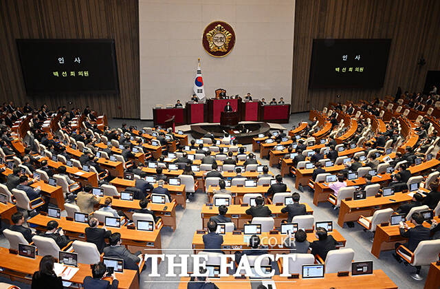 노태악 중앙선거관리위원장이 13일 서울 여의도 국회에서 열린 제419회 국회 본회의에 참석해 윤석열 대통령의 총선 부정선거 의혹 제기에 대해 대단히 충격적으로 받아들인다고 밝혔다./국회=박헌우 기자