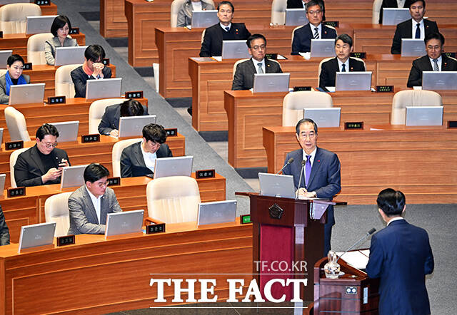 한덕수 국무총리(가운데)가 13일 오후 서울 여의도 국회에서 열린 윤석열 대통령 위헌적 비상계엄 선포 내란행위 관련 긴급현안질문을 위한 본회의에 참석해 질의에 답변을 하고 있다. /국회=배정한 기자