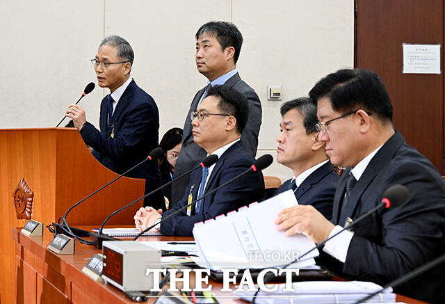 질의에 답변하는 오부명 서울경찰청 공공안전차장과 주진우 서울경찰청 경비부장(왼쪽부터).