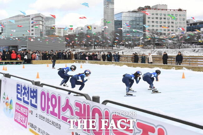 지난해 12월 16일 성남시 야탑동 탄천변 스케이트장 개장 당일 쇼트트랙 시범공연 모습 /성남시