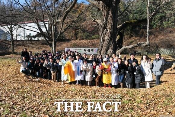 지난 12일 경기 구리시 아천동 우미내마을 은행나무 앞에서 진행된 우미내마을 은행나무 천연기념물 지정 기원 당산제가 끝난 뒤 참가자들이 다함께 기념촬영을 하고 있다./구리시