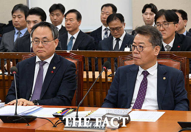 전체회의 참석한 고기동 행정안전부 장관 직무대행(왼쪽)과 김용빈 중앙선거관리위원회 사무총장.