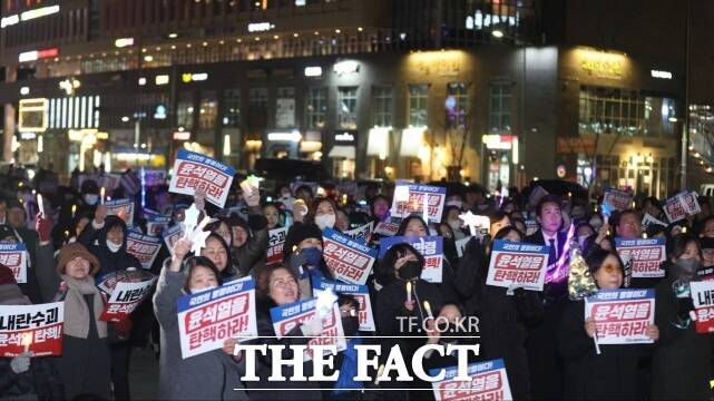 12일 오후 6시 내란수괴 윤석열 탄핵 가결 촉구 세종촛불문화제가 세종시 나성동 어반아트리움 나무그늘 광장에서 열린 가운데 시민들이 윤석열 탄택 등 피켓을 들고 참여하고 있다. /민주 세종시당