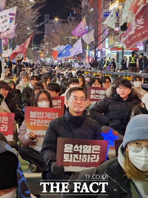 윤석열 대통령에 대한 2차 탄핵소추안 국회 재표결을 하루 앞두고 13일 김동연 경기도지사가 신촌 탄핵 촉구 집회현장을 찾았다./김동연 경기도지사 페이스북