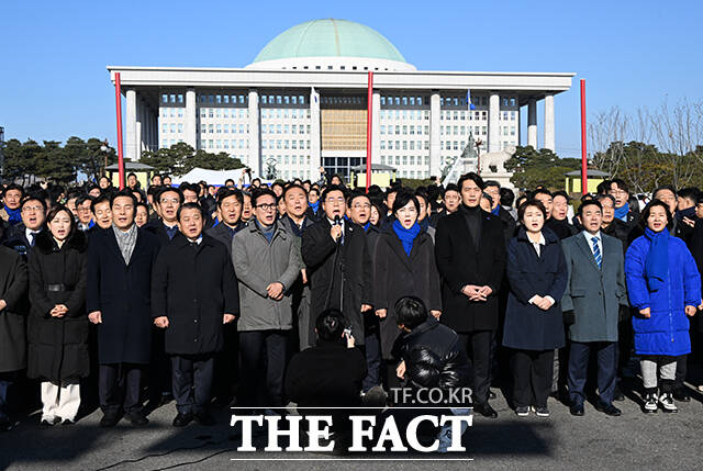 애국가 제창하는 더불어민주당 의원들.