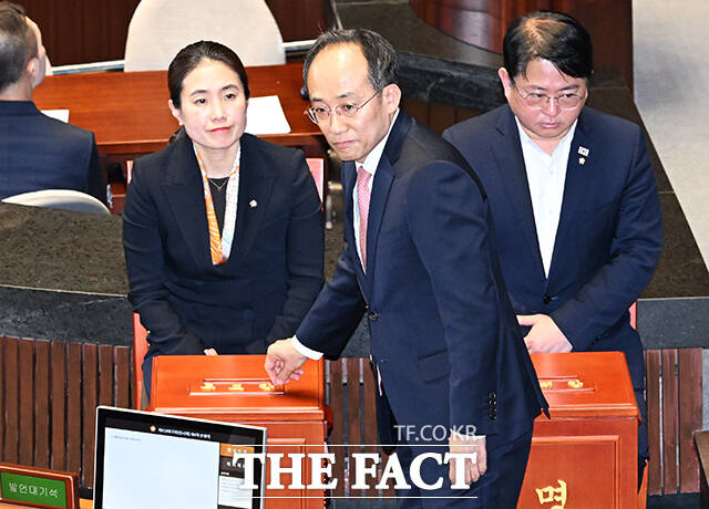 추경호 국민의힘 전 원내대표가 14일 서울 여의도 국회에서 열린 윤석열 대통령 탄핵소추안 표결을 위한 본회의에 참석해 투표를 하고 있다. /국회=배정한 기자