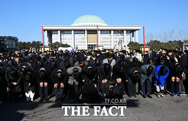 시민들에게 인사하는 더불어민주당 의원들.