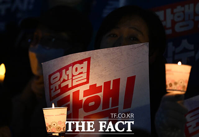 윤석열 대통령에 대한 탄핵소추안 재표결이 이뤄지는 14일 대규모 촛불 집회가 서울 여의도 일대에서 열린다. /박헌우 기자