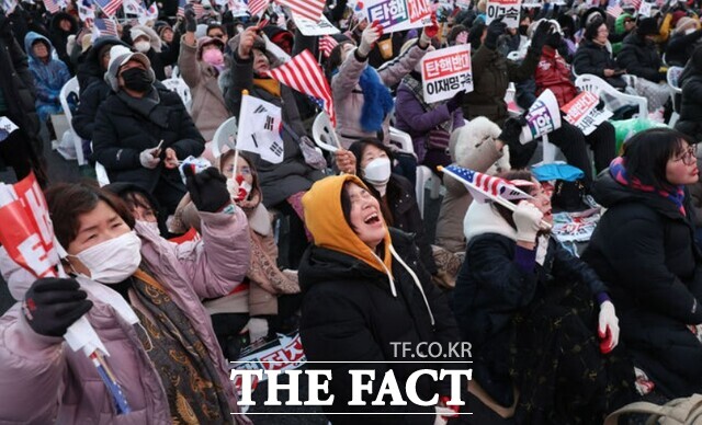 윤석열 대통령에 대한 탄핵소추안 재표결이 가결된 14일 오후 서울 세종대로 일대에서 열린 자유 대한민국 수호 및 대통령 불법탄핵 저지 12·14 광화문 국민혁명대회에서 윤 대통령 탄핵 반대 지지자들이 아쉬워하고 있다. /뉴시스