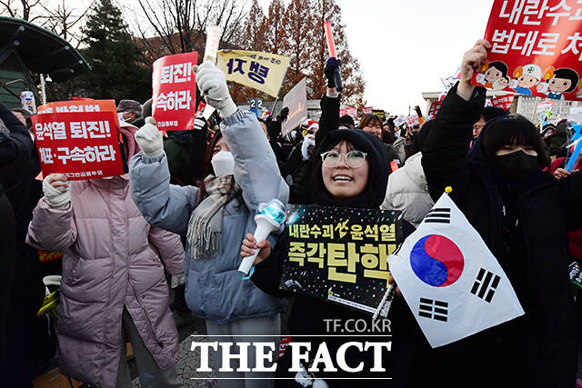 윤석열 대통령에 대한 탄핵소추안이 가결된 14일 오후 서울 여의도 국회 앞에서 열린 윤석열 즉각 탄핵 범국민 촛불대행진에 참여한 시민들이 환호하고 있다. /장윤석 기자
