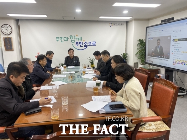 김제선 대전 중구청장이 14일 윤석열 대통령 탄핵소추안 가결에 따라 긴급 간부회의를 소집했다./대전 중구