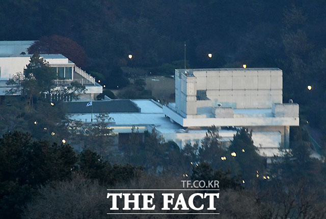 14일 오후 윤석열 대통령의 탄핵안이 가결된 가운데 서울 용산구 한남동 대통령 관저 일대가 조용한 모습을 보이고 있다. /이효균 기자