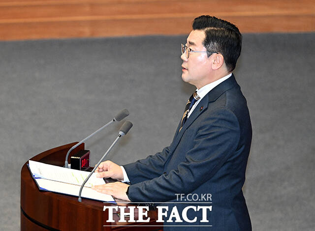 윤석열 대통령 탄핵소추안에 대한 제안설명하는 박찬대 더불어민주당 원내대표.