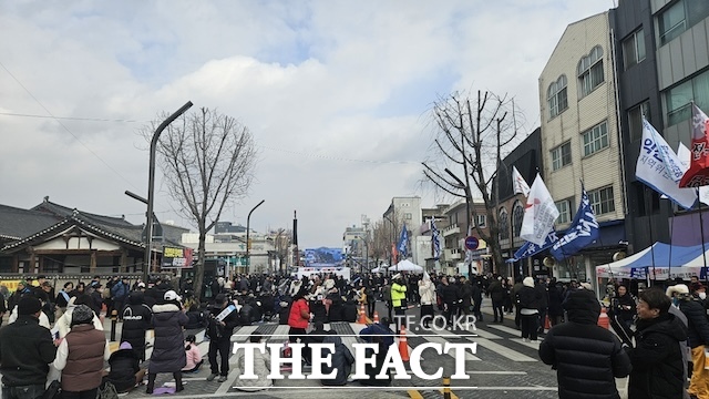 윤석열 대통령에 대한 두 번째 탄핵소추안 국회 표결을 앞두고, 전북 전주 객사 앞에 시민들이 점차 모여들고 있다. /이경선 기자