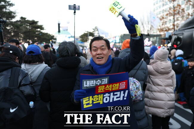 이재준 수원시장이14일 윤석열 대통령에 대한 탄핵소추안이 국회 본회의를 통과하자 기뻐하고 있다./이재준 시장 페이스북 캡처