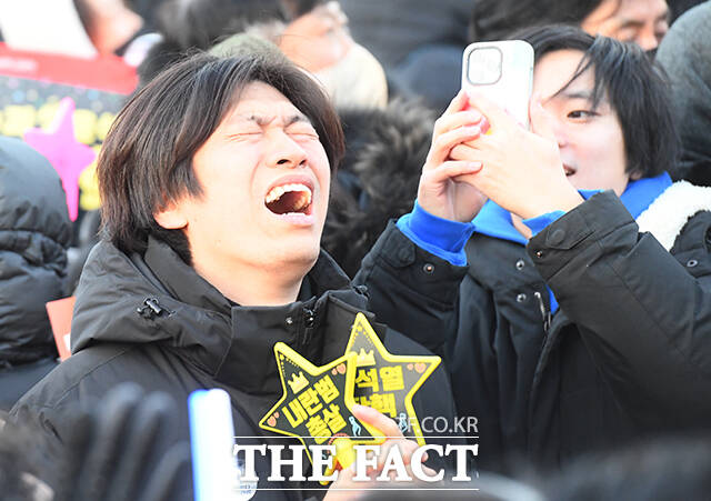 윤석열 대통령에 대한 탄핵소추안이 가결된 14일 오후 서울 여의도 국회 앞에서 열린 윤석열 즉각 탄핵 범국민 촛불대행진에 참여한 시민들이 환호하고 있다. /장윤석 기자