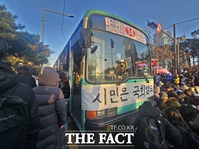 자동차 정비업에 종사하는 민동혁(28) 씨는 14일 새벽 1980년대풍 버스를 몰고 와 서울 여의도공원 인근에 주차했다./ 조채원 기자