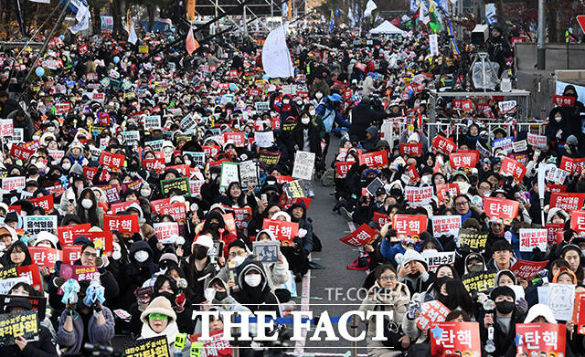 윤석열 대통령의 두 번째 탄핵소추안 표결을 앞두고 14일 오후 서울 여의도 국회앞에서 열린 내란수괴 윤석열 즉각 탄핵! 범국민촛불대행진에 참석한 시민들이 탄핵을 촉구하며 구호를 외치고 있다. /서예원 기자