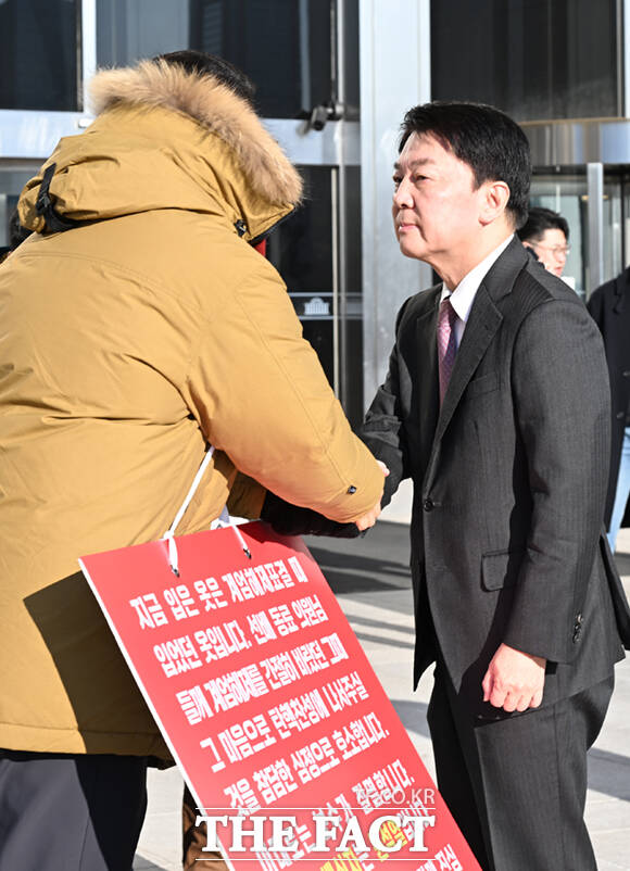 안철수 의원(오른쪽)이 본청에 들어서며 김 의원과 악수하고 있다.