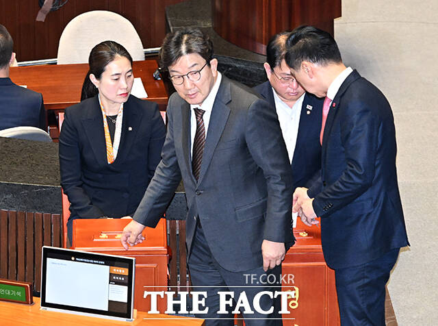 권성동 국민의힘 원내대표가 지난 14일 서울 여의도 국회에서 열린 윤석열 대통령 탄핵소추안 표결을 위한 본회의에 참석해 투표를 하고 있다. /배정한 기자