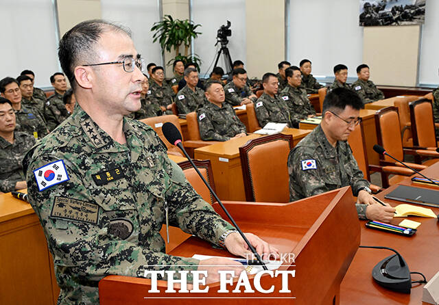 12·3 비상계엄 사태를 수사하는 검찰이 곽종근 전 육군특수전사령관 신병 확보에 나섰다. 곽종근 특수전사령관(왼쪽)이 10일 오전 서울 여의도 국회에서 열린 국방위원회 전체회의에 참석해 질의에 답변을 하고 있다. /국회=배정한 기자