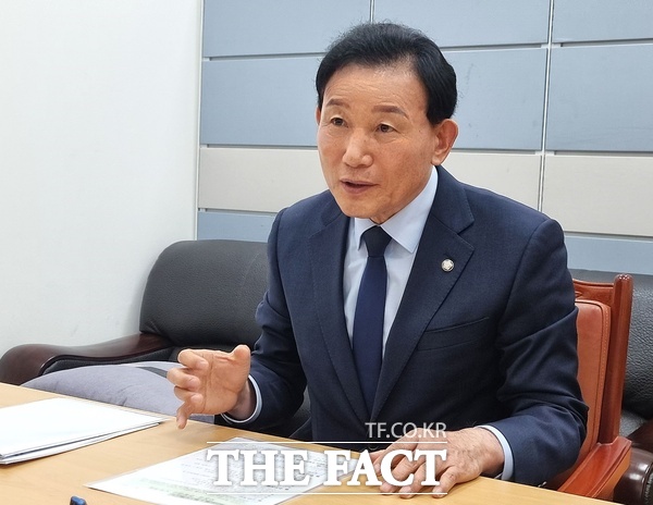 박용갑 국회의원(민주당, 대전 중구)이 15일 ‘국가공무원법 개정안’과 ‘여권법 개정안’을 대표발의했다./의원실